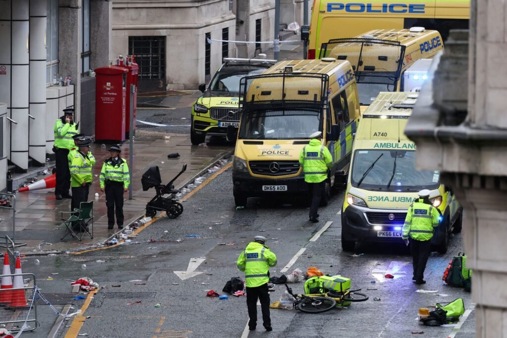 Ambulances et équipes médicales intervenant à Liverpool après l’accident lors de la parade du Liverpool FC.