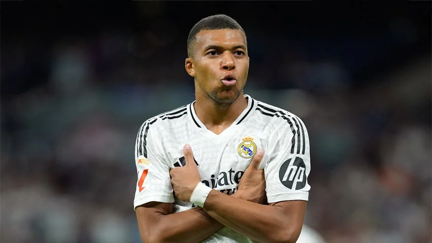 Kylian Mbappé en maillot du Real Madrid célébrant un but en 2025
