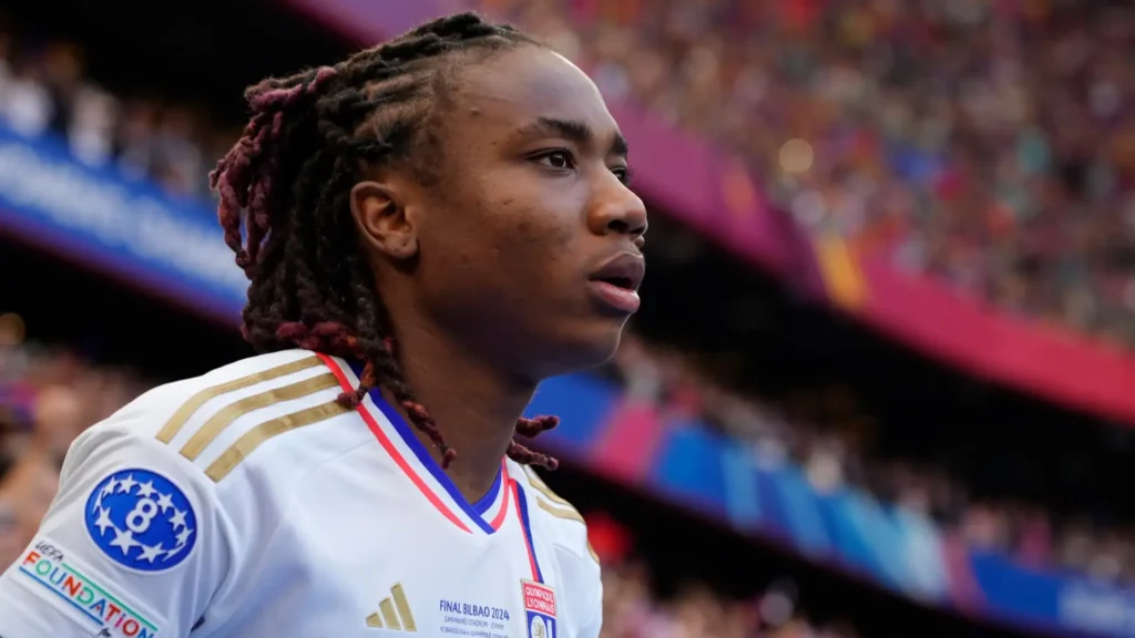 Melchie Dumornay meilleure jeune joueuse d'Europe célébrant un but lors de la saison 2024