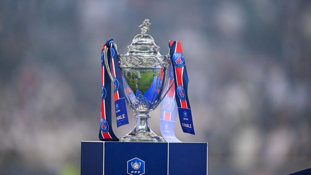 PSG célébrant leur victoire en Coupe de France 2025 avec le trophée
