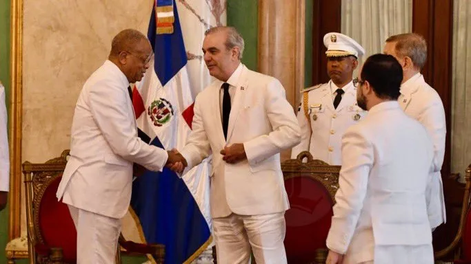 Le président Luis Abinader et l’ambassadeur d’Haïti lors d’un événement officiel en République dominicaine