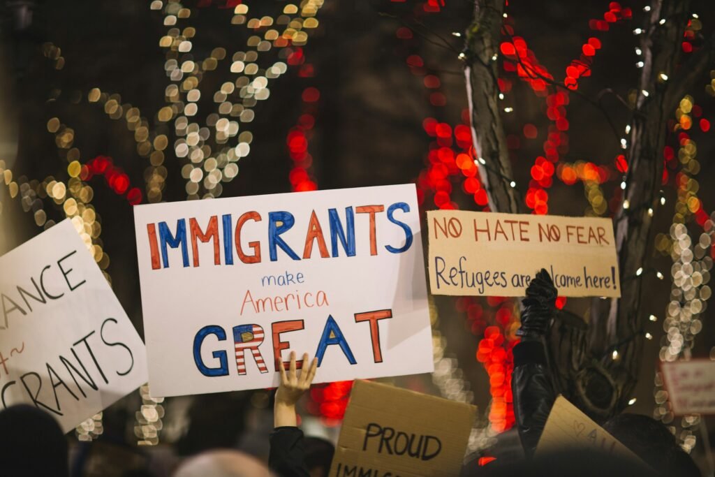 Migrants protestant contre la révocation statut migrants Trump aux États-Unis