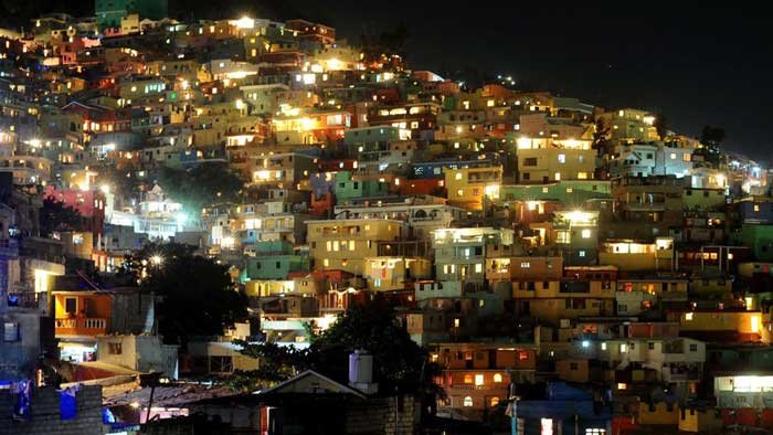 Vue nocturne de Port-au-Prince éclairée après le redémarrage de la centrale de Péligre