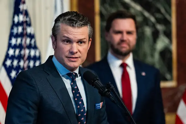 Pete Hegseth lors d’une conférence sur les frappes américaines dans le conflit Iran-USA
