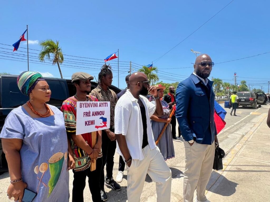 Kémi Séba en Haïti s’adressant à la population lors d’un rassemblement symbolique