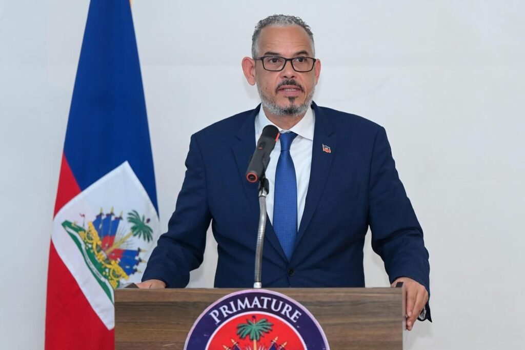 Premier ministre Fils-Aimé en train de faire un discours lors de la célébration officielle du 30e anniversaire de la PNH à Port-au-Prince.