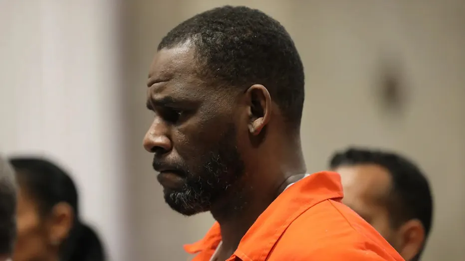 Photo de R. Kelly, rappeur incarcéré, hospitalisé d’urgence après une overdose médicamenteuse en prison fédérale.