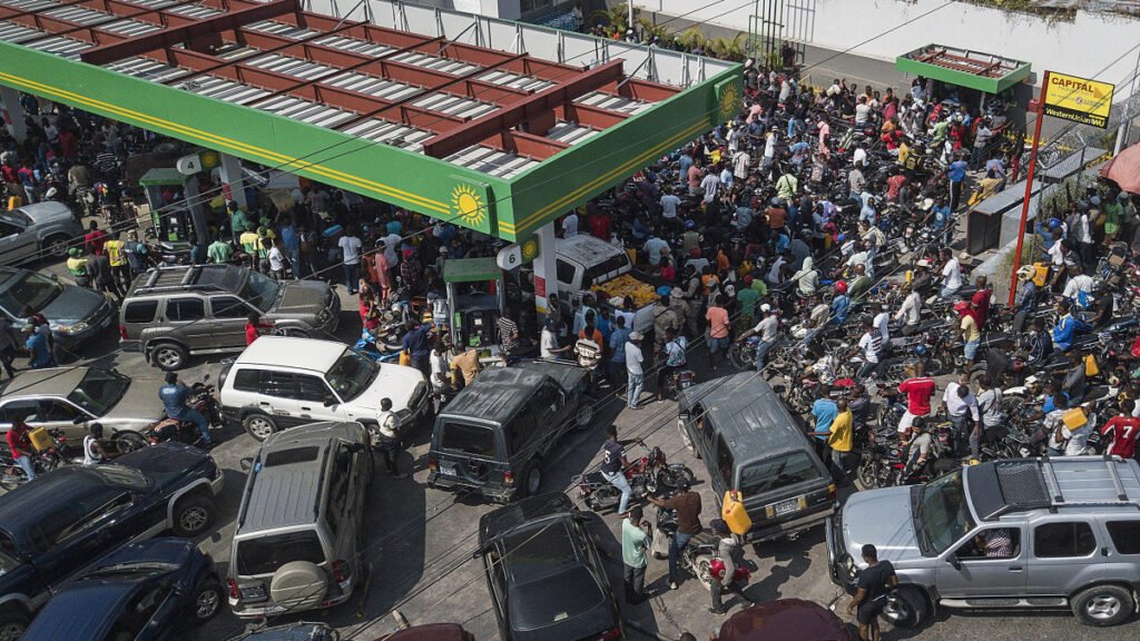 Des chauffeurs haïtiens font la queue devant une station-service dans l’attente d’une subvention carburant ciblée