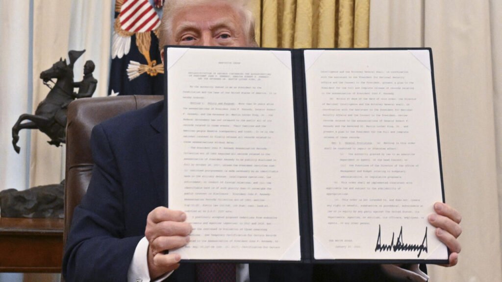 Photo de Donald Trump tenant le décret de déclassification des documents secrets liés à l’assassinat de Martin Luther King Jr.