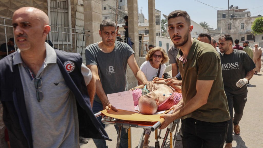 Secours transportant des blessés après une frappe à Gaza