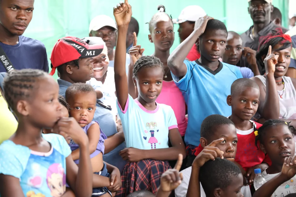 Groupe d’enfants déplacés dans un camp à Port-au-Prince