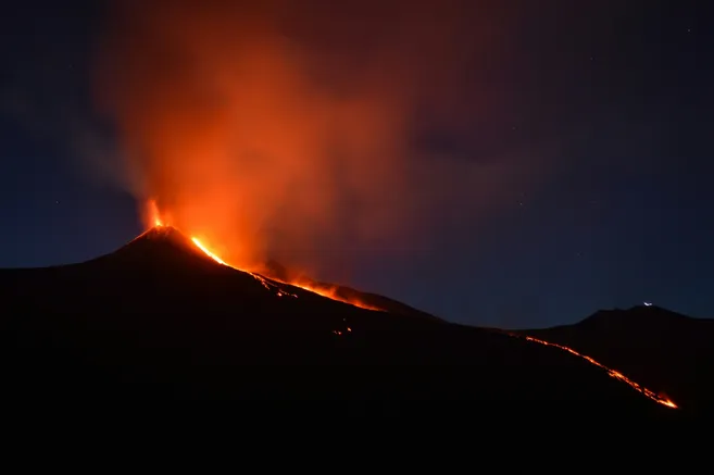 Colonne de cendres et coulée de lave du volcan Klioutchevskoï en Russie après le séisme de magnitude 8,8