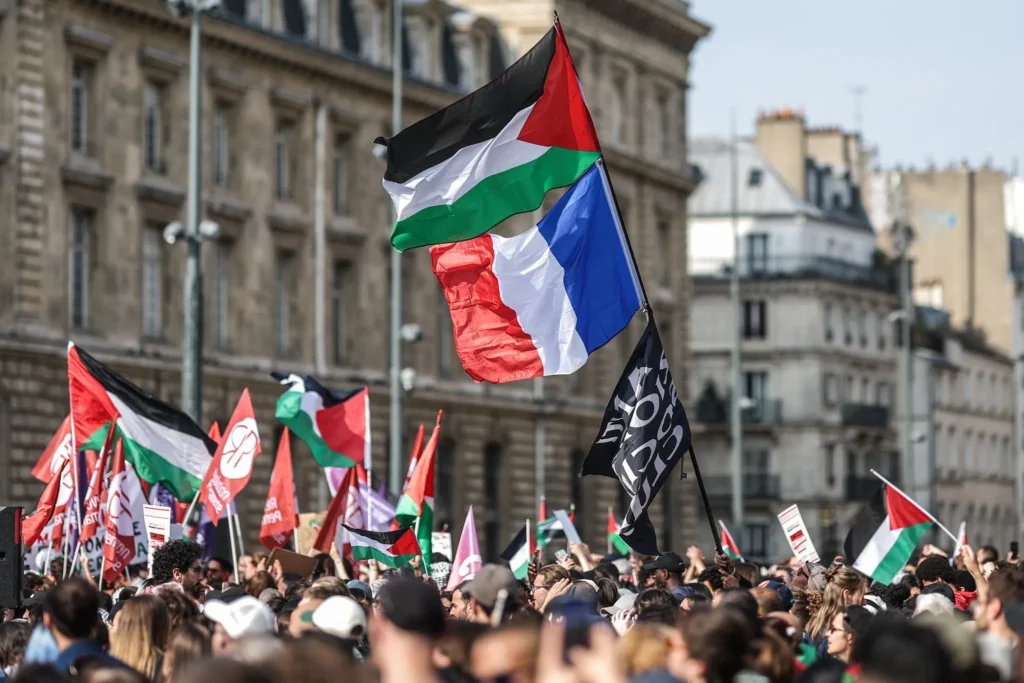 Drapeaux de la France et de la Palestine flottant devant le siège de l’ONU à New York.