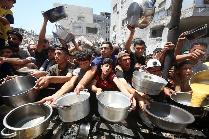 Image illustrant la famine à Gaza avec une déclaration forte de Donald Trump appelant à une aide humanitaire urgente.