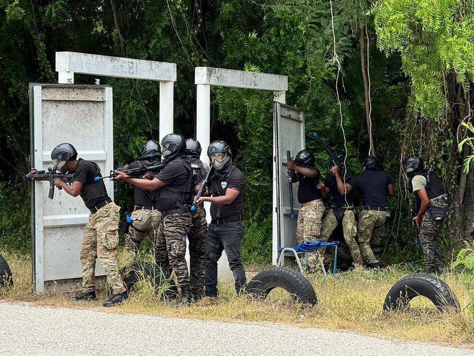 Exercice de tir de la PNH sous supervision du RAID français