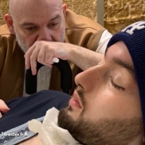 père du prince endormi veillant sur son fils à l’hôpital