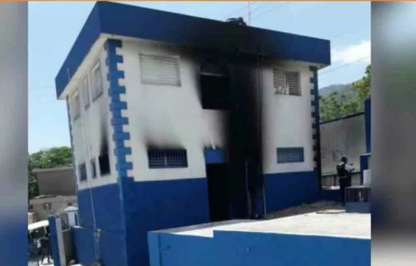 Commissariat de Marchand-Dessalines en ruines après une attaque armée