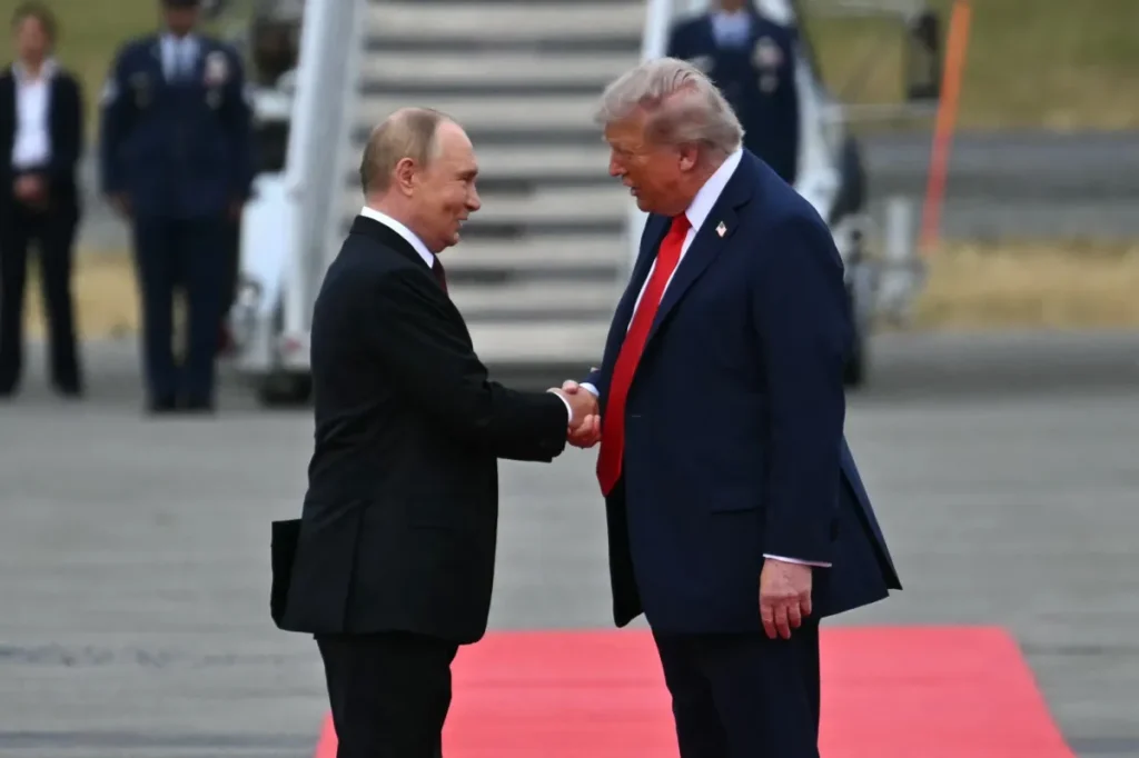 Poignée de main entre Donald Trump et Vladimir Poutine sur le tapis rouge au Sommet Trump-Poutine en Alaska
