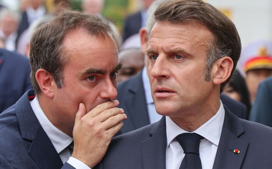 Emmanuel Macron aux côtés de Sébastien Lecornu, nouveau Premier ministre français.
