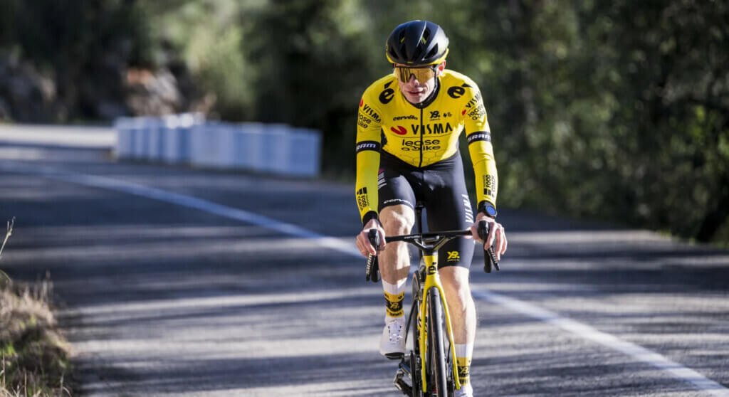 Jonas Vingegaard célébrant sa victoire lors du Tour d’Espagne 2025