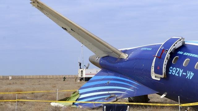 Débris d’un avion azerbaïdjanais après le crash de 2024, reconnu par Poutine comme une faute de la défense russe.