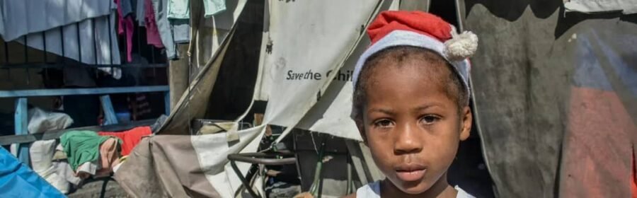 Enfant déplacé à Haïti ne pouvant fêter Noël à cause de l’insécurité dans sa ville