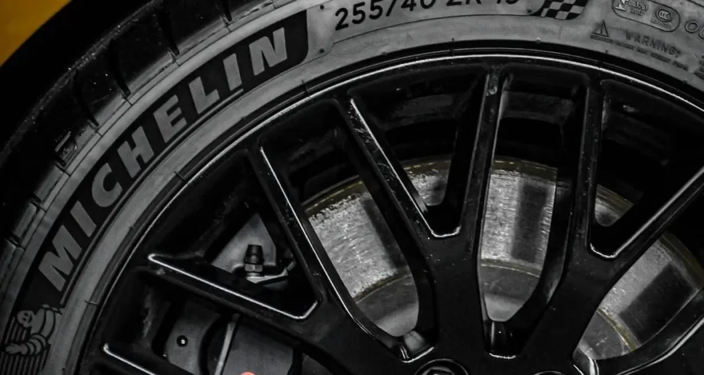 Pneu Michelin de haute qualité pour voiture, illustrant durabilité et performance