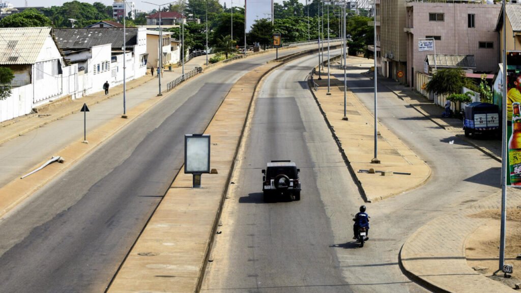 Vue des rues désertes de Cotonou après des coups de feu signalés lors d’une tentative de coup d'etat avec une atmosphère de calme tendu