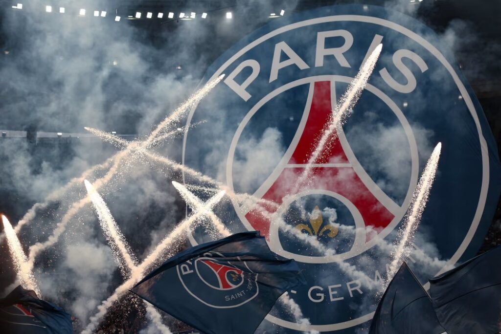Le Paris Saint-Germain a enregistré un chiffre d’affaires record de 837 M€ pour la saison 2024-2025, porté par des revenus commerciaux et matchday historiques, une gestion financière plus équilibrée et un modèle économique renforcé par les succès sportifs. Cette performance confirme la maturité du projet QSI et le positionnement du PSG parmi les clubs les plus puissants du football mondial.
