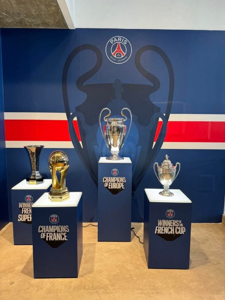 La saison 2024-25 du Paris Saint-Germain a marqué un tournant historique : victoire écrasante en Ligue des Champions, Supercoupe d’Europe dramatique, domination du classement Ballon d’Or avec Dembélé sacré et une présence record de joueurs parisiens dans le top 30. Cet article offre une analyse complète du business, partenariats, management (Luis Campos), coaching (Luis Enrique), évolution de l’effectif et des performances individuelles, révélant les implications sportives, économiques et stratégiques d’une saison sans précédent dans l’histoire du PSG.