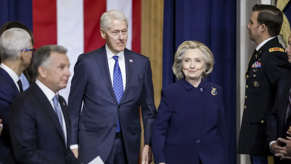 Bill et Hillary Clinton lors de leur témoignage prévu devant le Congrès dans l’affaire Epstein.