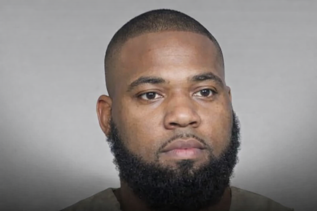 Illustration de la justice américaine retirant la citoyenneté à un homme impliqué dans une fraude aux aides COVID de plusieurs millions de dollars