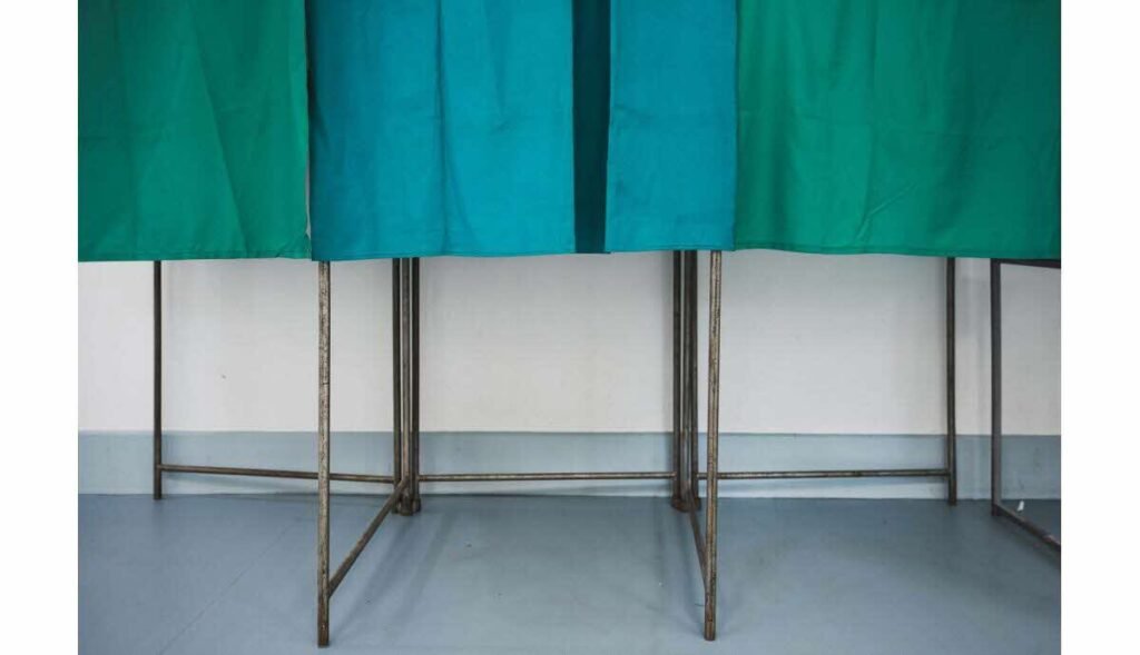 Bureau de vote lors des municipales 2026 en France Urne électorale élections municipales France Électeurs dans un bureau de vote en France Municipales 2026 en France bureau de vote Scrutin municipal France 2026